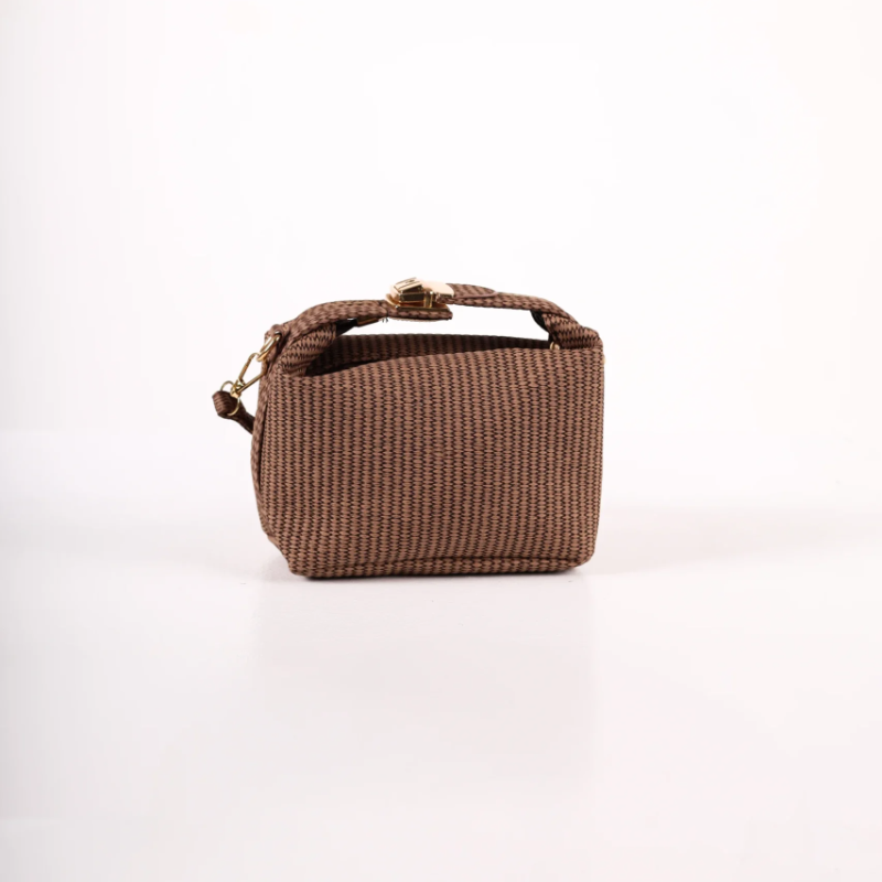 Braon reljefna torbica KA023