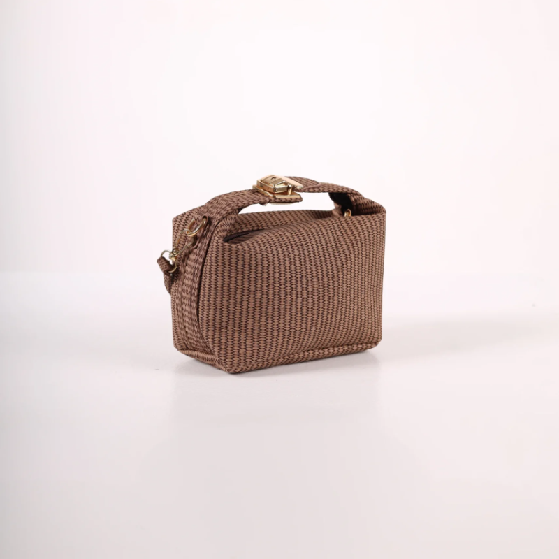 Braon reljefna torbica KA023