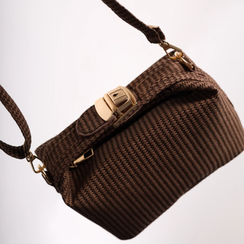 Braon reljefna torbica KA023