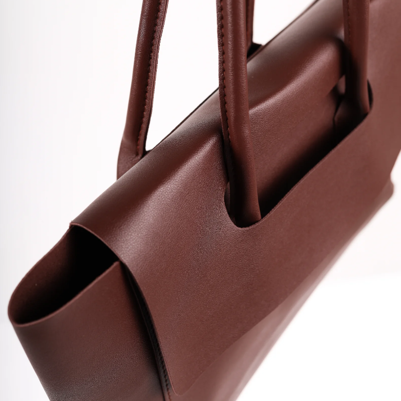 Braon sofisticirana torba na preklop KA015