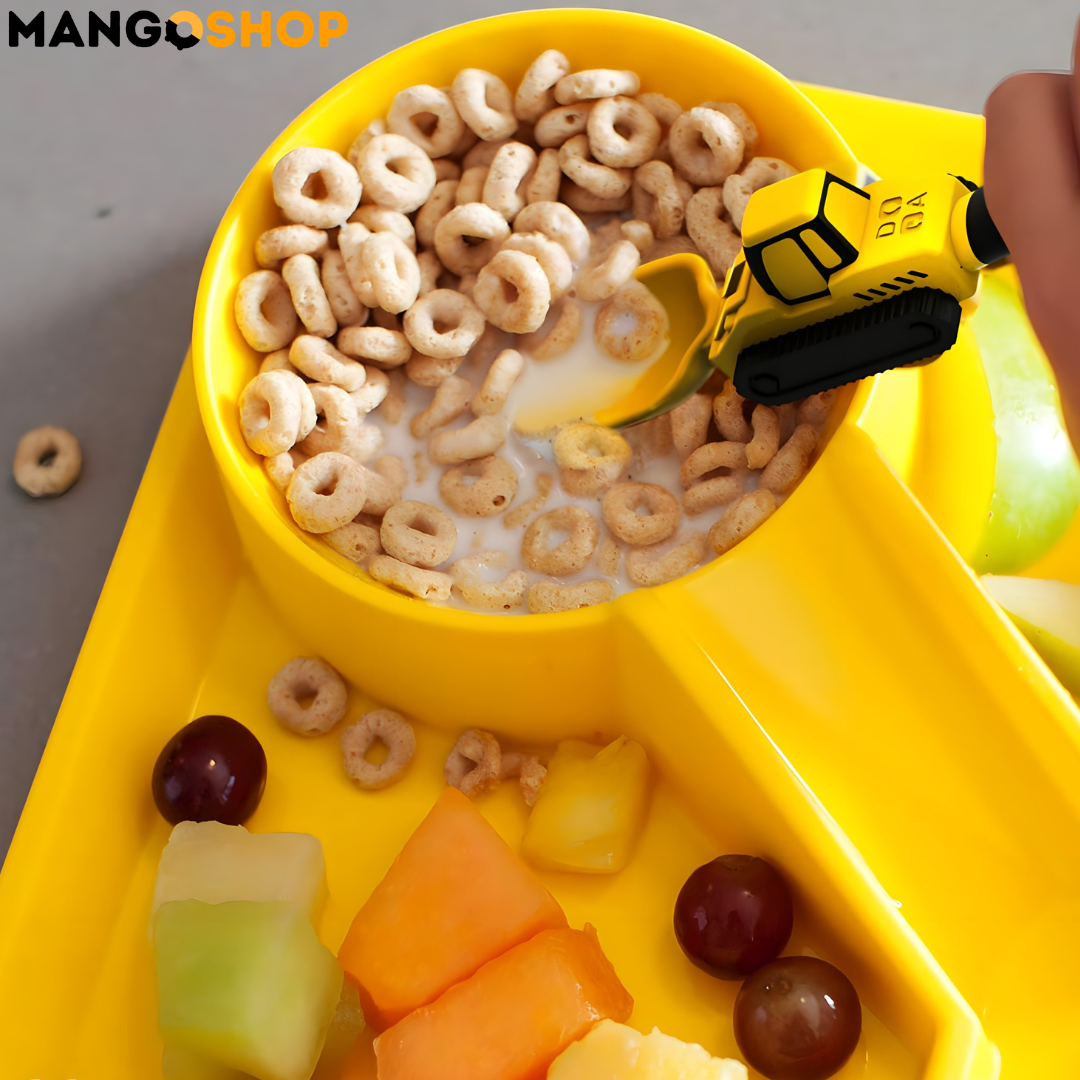 Zabavni dečiji set za jelo – tanjir sa pregradama , viljuška i kašika kao traktor i bager